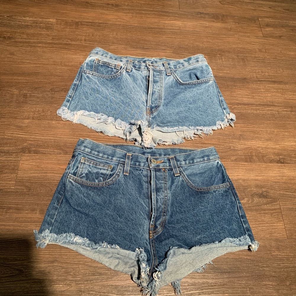 BRANDY MELVILLE 🔴 Raw hem denim shorts